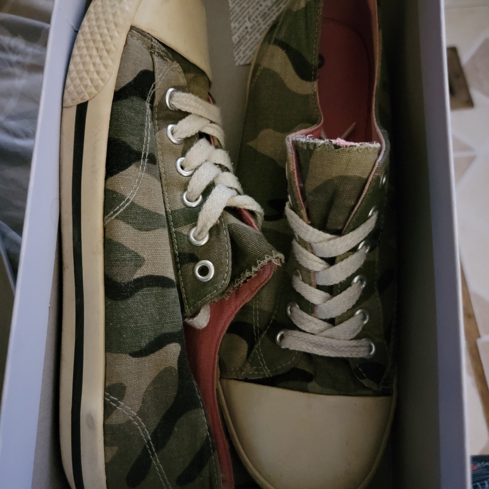 Shoes - Picture 2 of 3